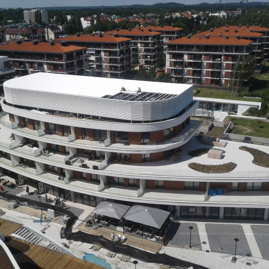 Montaż żaluzji dzwiękochłonnych na budynku hotelu