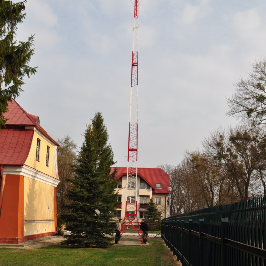 Malowanie stalowej wieży telekomunikacyjnej