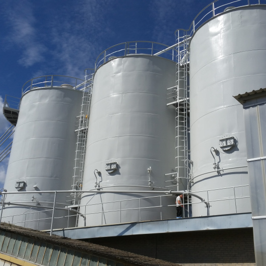 Zabezpieczenie antykorozyjne stalowych zbiorników na surowce produkcyjne wraz z modernizacją podestów obsługowych