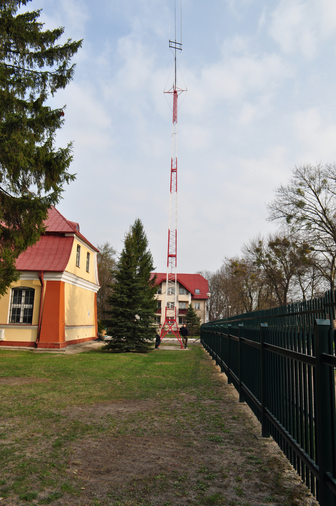 Malowanie stalowej wieży telekomunikacyjnej