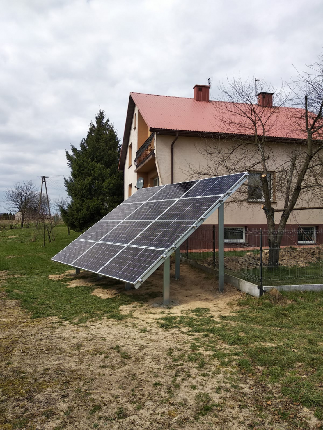 Zdjęcia z montaży instalacji fotowoltaicznych zrealizowanych w ostatnich miesiącach przez naszą firmę